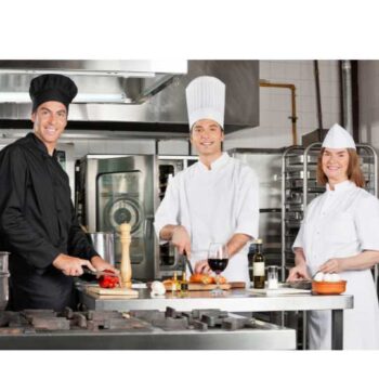 Profissionais Capacitados na Cozinha Industrial: A Chave para Refeições de Qualidade